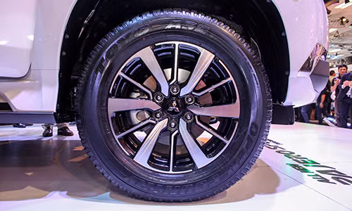 pajero sport the he moi gia tu 1 4 ty dong tai viet nam