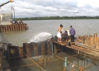 Thi công mố trụ số 6. Trạm trộn bê tông tươi, công suất 100m3/h. Triển khai hệ thống đường dẫn hai đầu cầu. Máy bơm bê-tông cọc nhồi đúc trụ số 8 cách mố cầu 320m. Chuẩn bị đổ trụ bê-tông số 5.