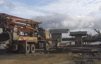 Thi công mố trụ số 6. Trạm trộn bê tông tươi, công suất 100m3/h. Triển khai hệ thống đường dẫn hai đầu cầu. Máy bơm bê-tông cọc nhồi đúc trụ số 8 cách mố cầu 320m. Chuẩn bị đổ trụ bê-tông số 5.