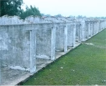Hơn 30 ki-ốt chợ Cẩm Sơn bị phơi mưa , phơi nắng Hàng chục mẫu ruộng sản xuất bị bỏ hoang Còn lèo tèo vài ki ốt "nguyên vẹn" nhất