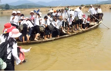 Chừng ấy con người... ...chung nhau 3 chiếc phao cứu sinh... ...nhưng vẫn cố chạy cho kịp chuyến!