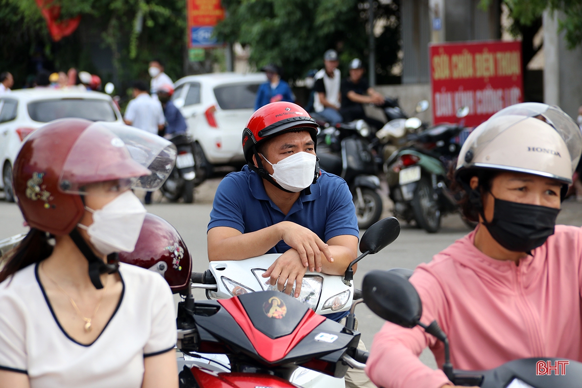 Phụ huynh Hà Tĩnh đồng hành cùng con thi tốt nghiệp THPT