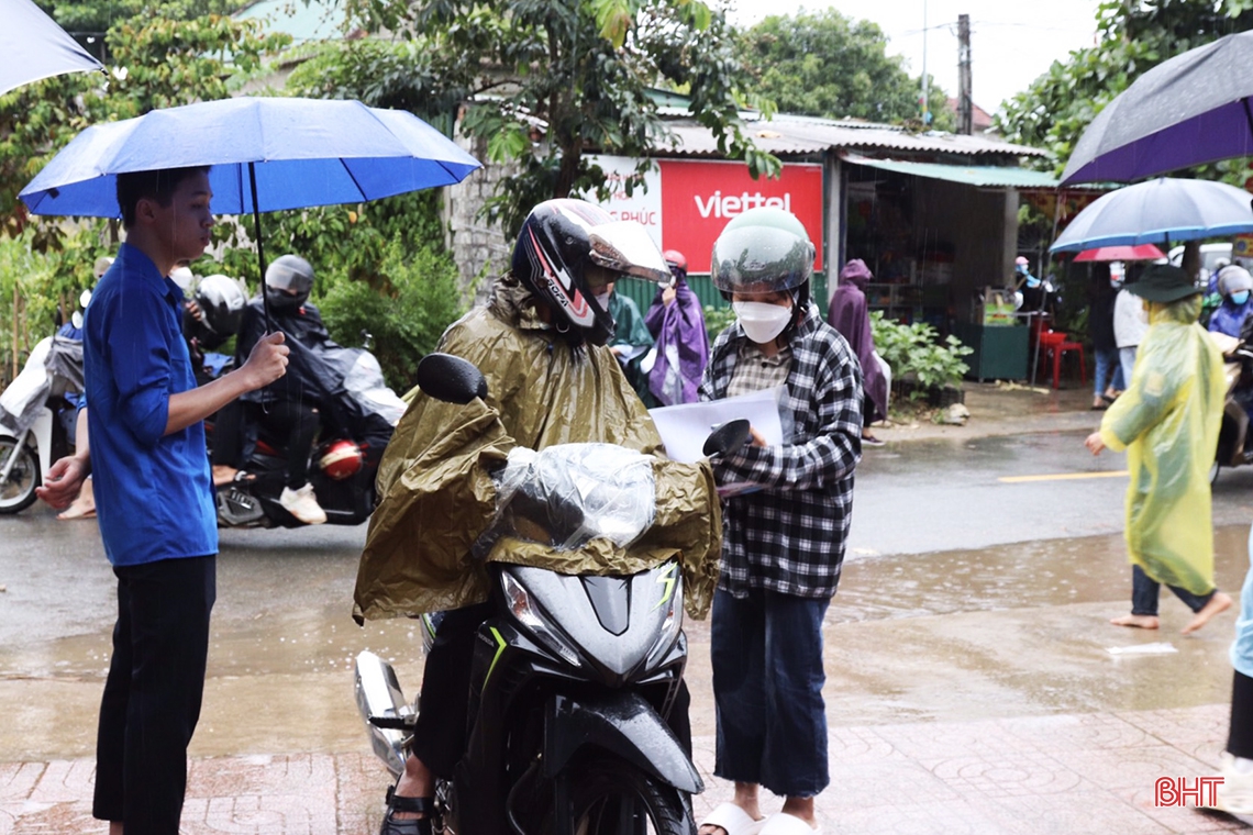 Phụ huynh Hà Tĩnh đồng hành cùng con thi tốt nghiệp THPT
