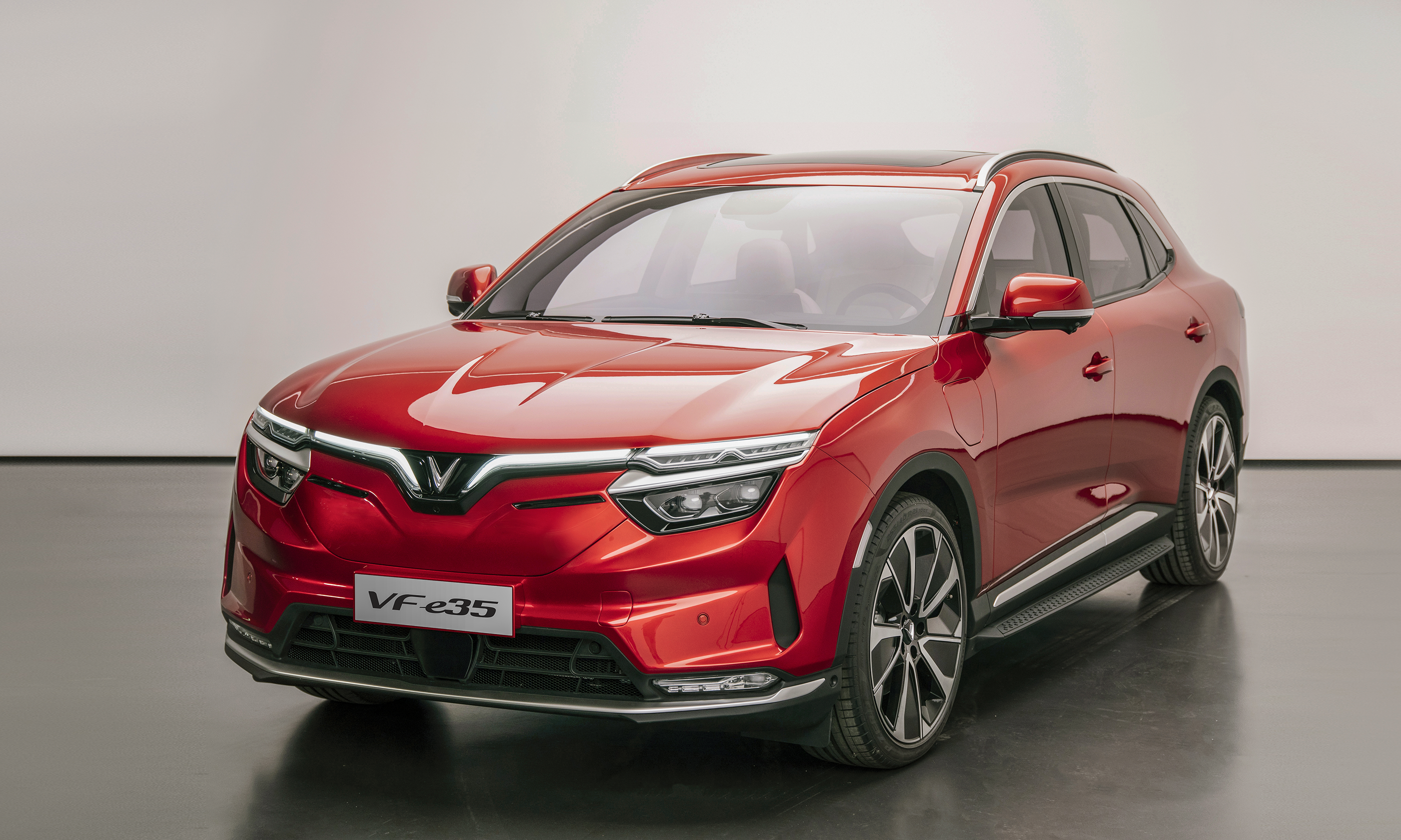 Ngắm VinFast VF e35 - SUV phong cách coupe vừa ra mắt tại Mỹ