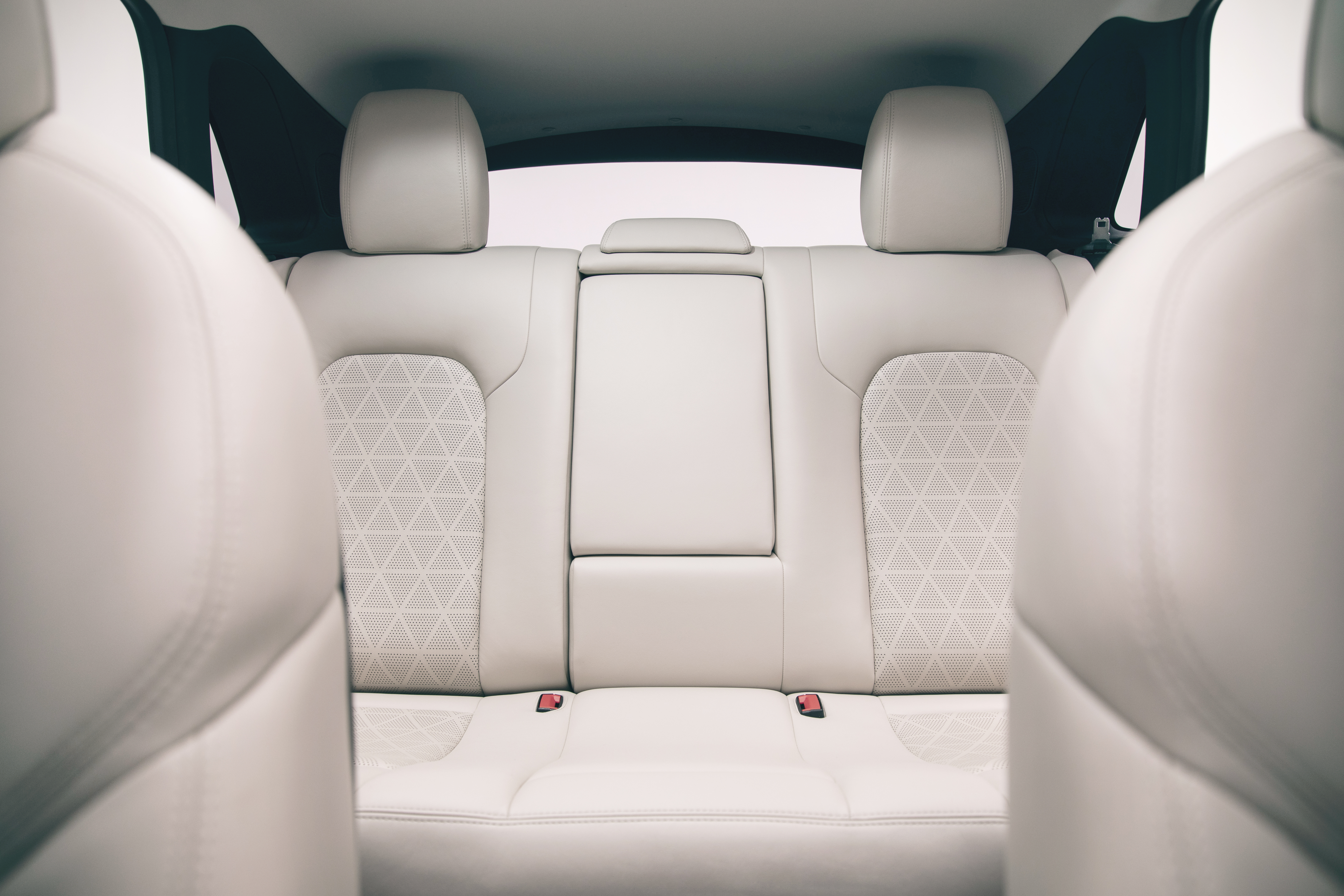 Ngắm VinFast VF e35 - SUV phong cách coupe vừa ra mắt tại Mỹ