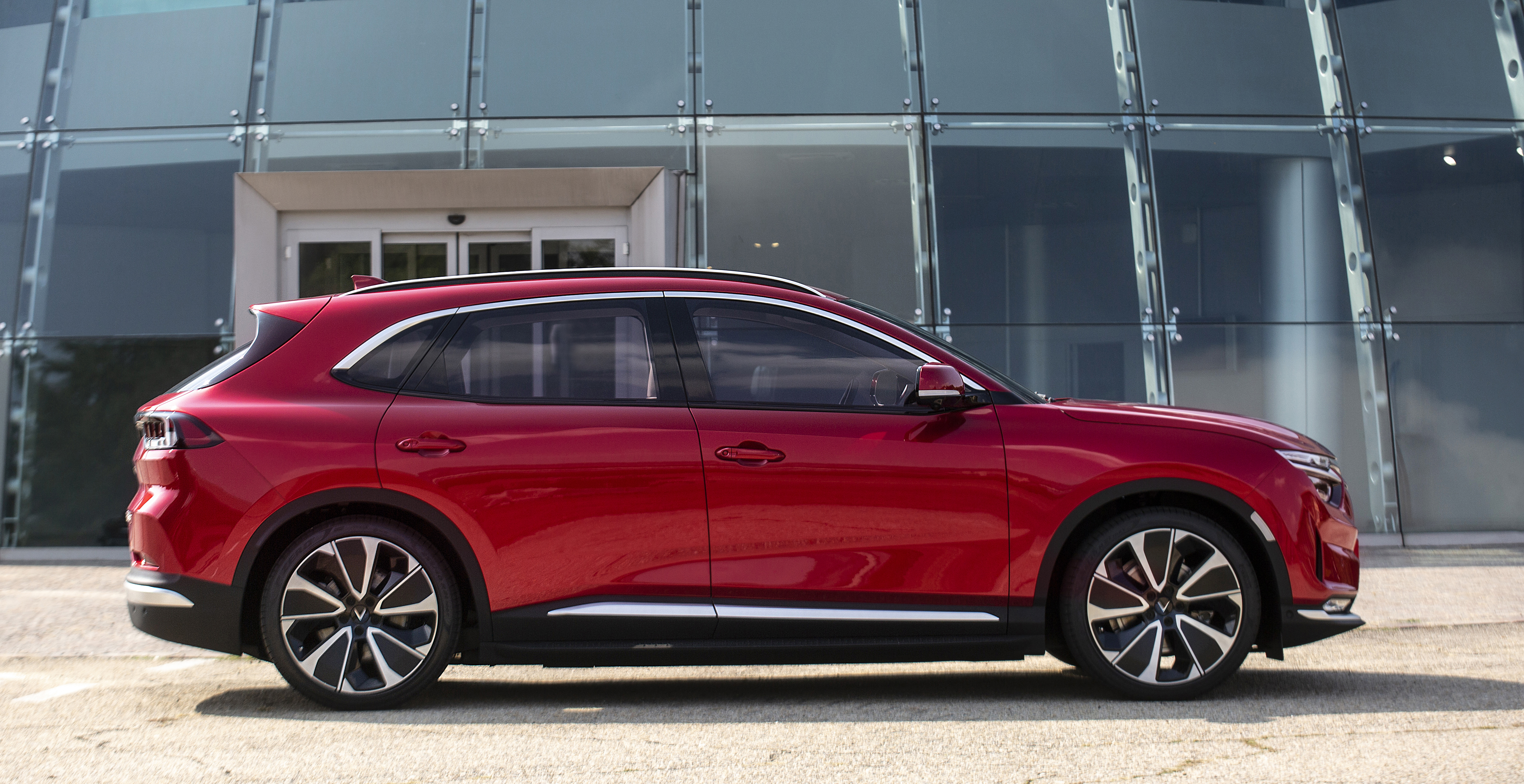 Ngắm VinFast VF e35 - SUV phong cách coupe vừa ra mắt tại Mỹ