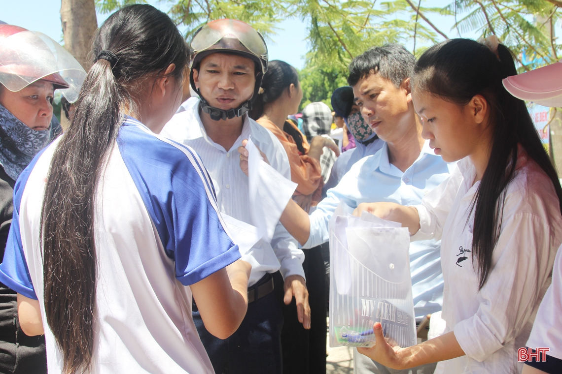 “Vượt nắng” giữa mùa thi cùng sỹ tử Hà Tĩnh