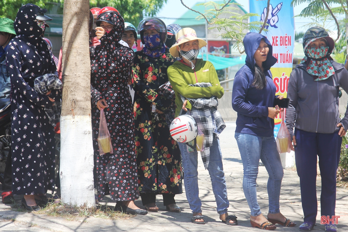 “Vượt nắng” giữa mùa thi cùng sỹ tử Hà Tĩnh