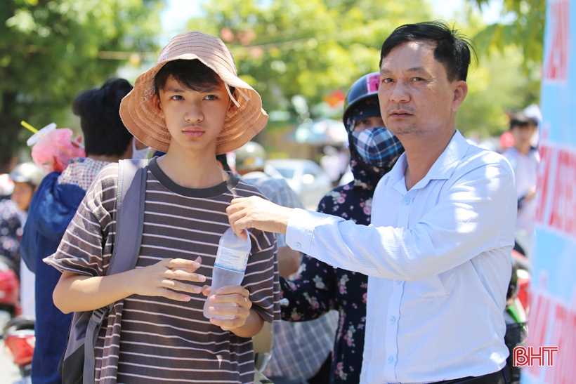 “Vượt nắng” giữa mùa thi cùng sỹ tử Hà Tĩnh