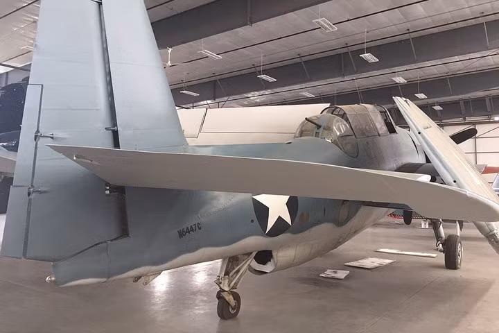 kham pha may bay cuong kich ngu loi grumman avenger