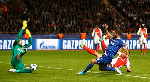 higuain lap cu dup juventus nem monaco tro lai mat dat