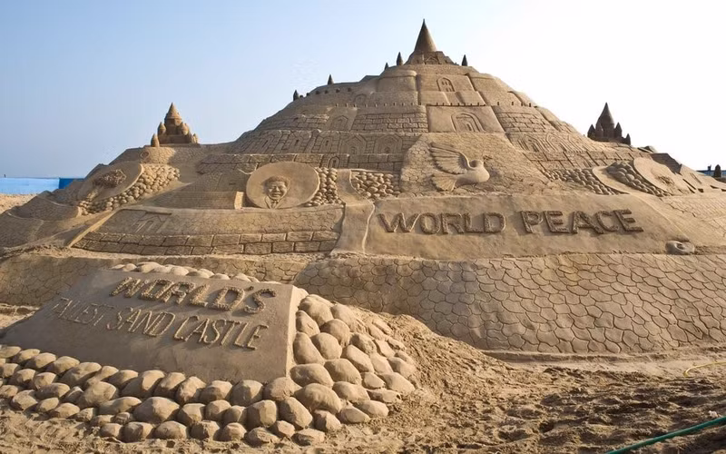Lâu đài cát cao nhất: Ngày 10/2, Sudarsan Pattnaik xây một lâu đài cát cao gần 15 m trên bãi biển tại bang Odisha (Ấn Độ). Anh đã làm việc chăm chỉ trong 9 ngày và được các thành viên khác trong Viện Cát Sudarsan giúp đỡ để phá kỷ lục Guinness thế giới. Ảnh: Alamy. chong mat voi nhung dia diem cao nhat the gioi