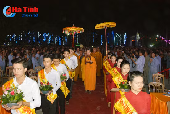dai le phat dan phat lich 2561 duong lich 2017 tai chua huu lac