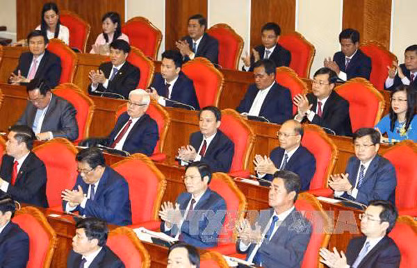 ky luat canh cao thoi giu chuc uy vien bo chinh tri voi ong dinh la thang