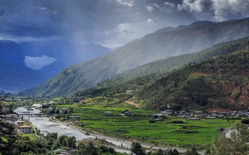 1. Sự tồn tại của Người tuyết: Theo Will Hatton chia sẻ trên trang The Brokeback Packer, bạn bè của anh ở Bhutan tin rằng người tuyết vẫn tồn tại trên những ngọn núi ở quốc gia này. Họ từng nhìn thấy dấu vết của người tuyết. Ảnh: Makemytrip. 10 dieu ly thu o quoc gia hanh phuc nhat the gioi