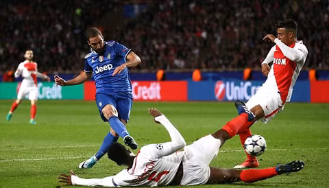 higuain lap cu dup juventus nem monaco tro lai mat dat