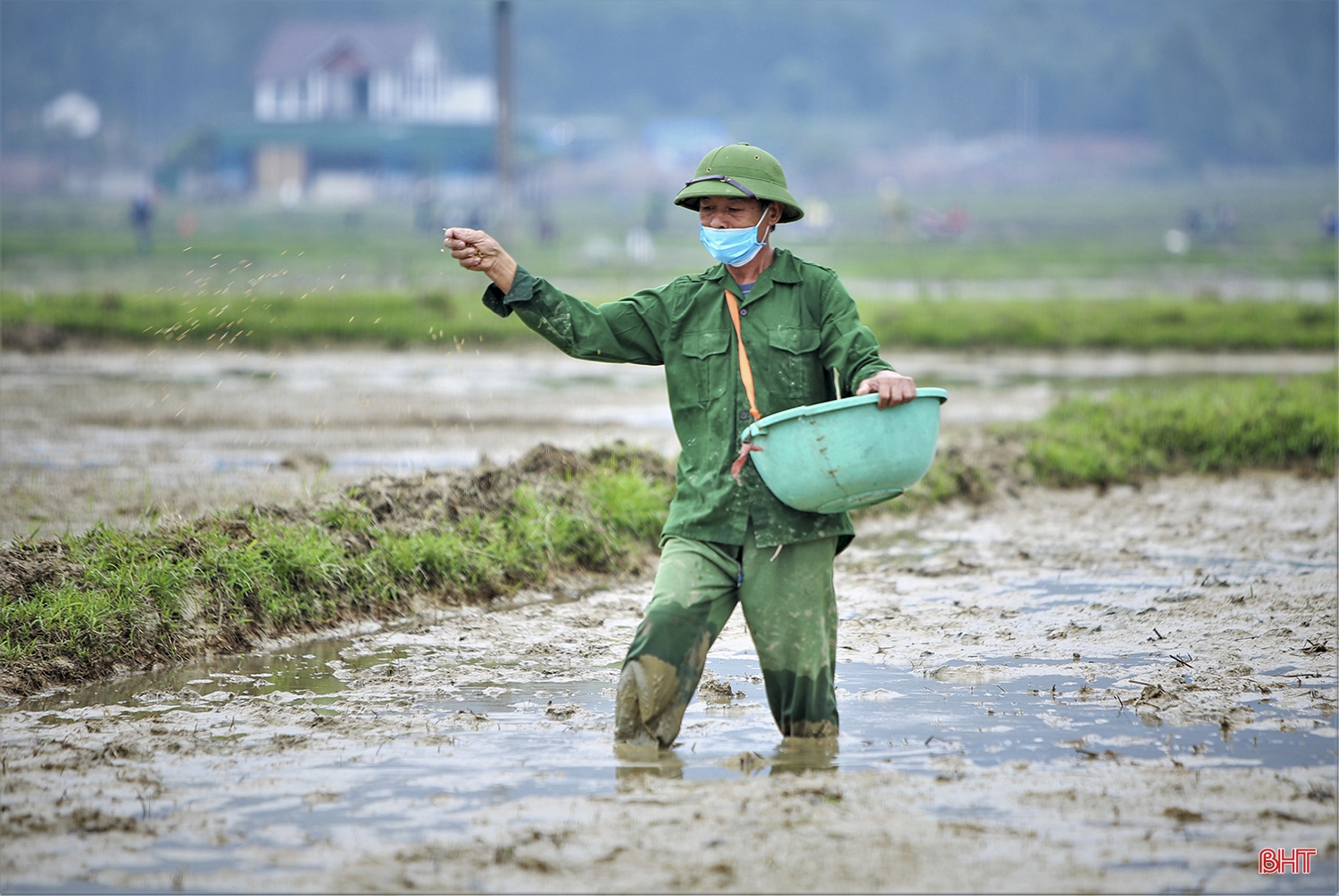 Nông dân Hà Tĩnh: Rộn ràng đồng ruộng vào vụ xuân