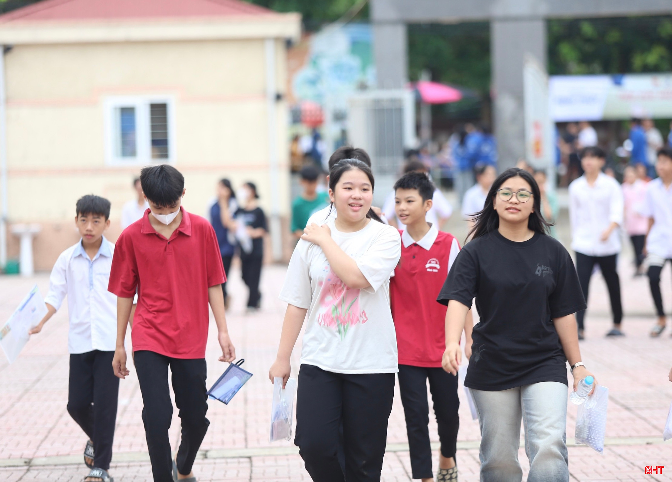Gần 19.000 thí sinh bước vào Kỳ thi tuyển sinh vào lớp 10 THPT năm học 2024 - 2025 trong tiết trời mát mẻ, dễ chịu.