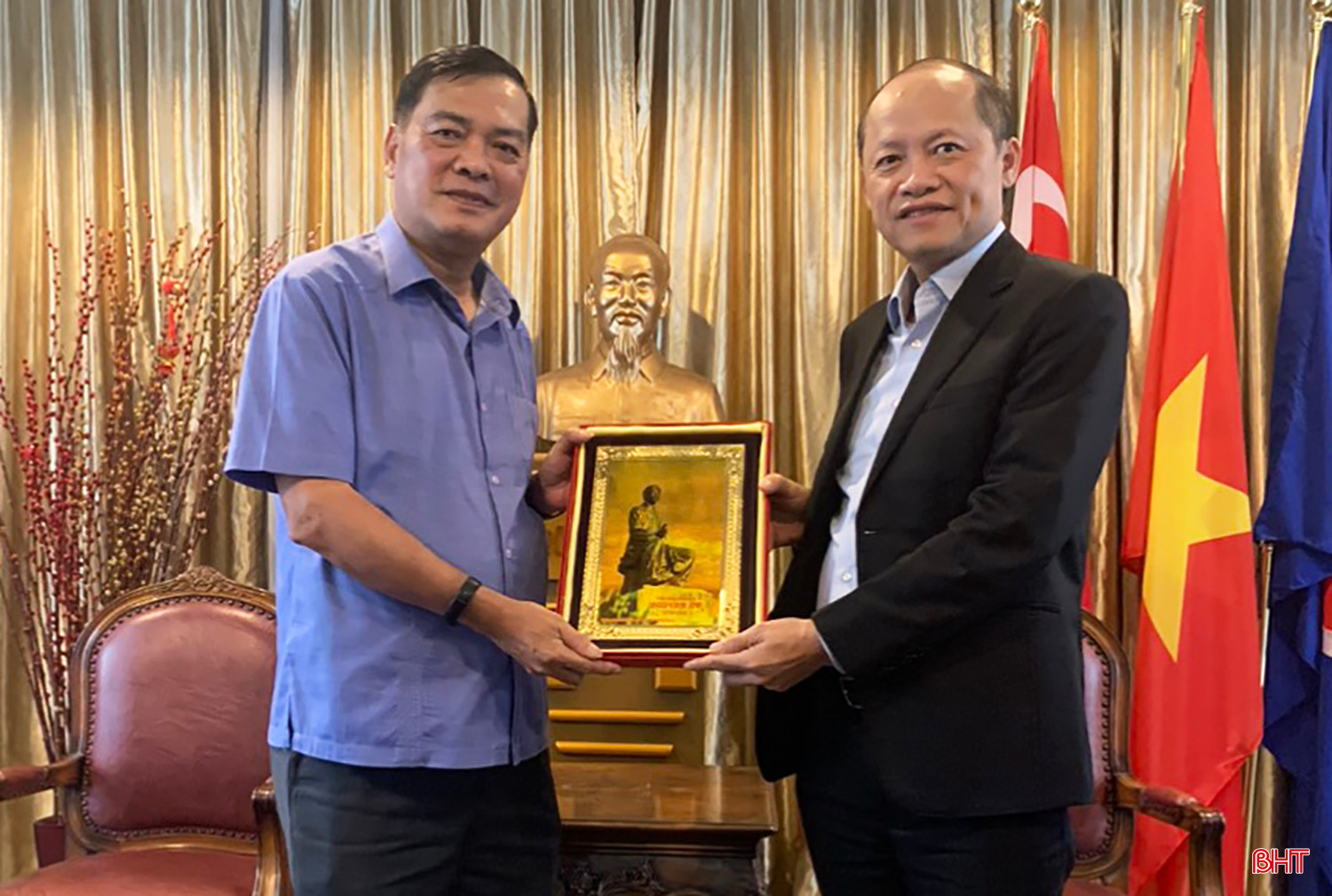 Phó Chủ tịch Thường trực UBND tỉnh Hà Tĩnh chào xã giao Đại sứ quán Việt Nam tại Singapore.