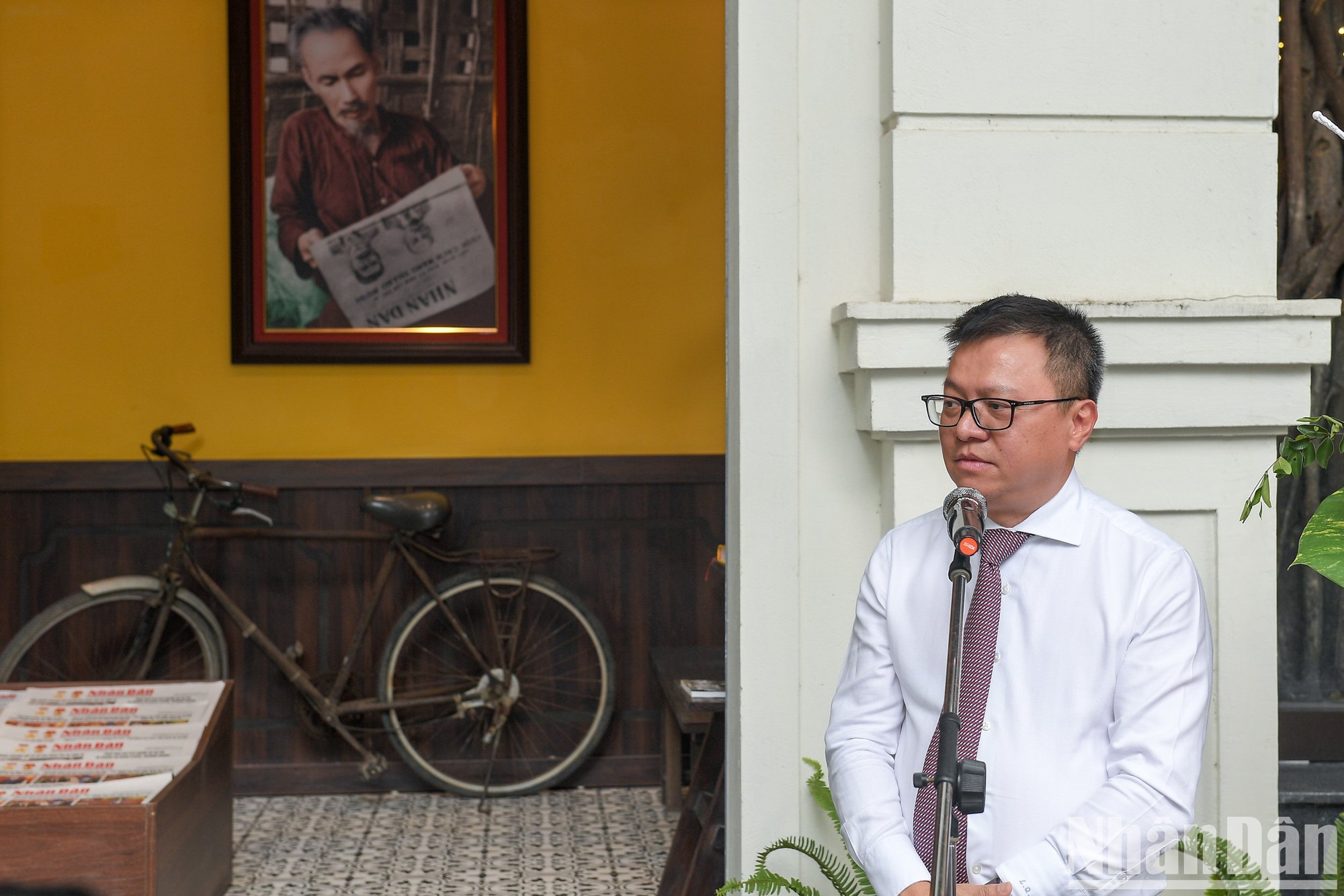 Đồng chí Lê Quốc Minh, Ủy viên Trung ương Đảng, Tổng Biên tập Báo Nhân Dân, Phó Trưởng Ban Tuyên giáo Trung ương, Chủ tịch Hội Nhà báo Việt Nam phát biểu khai mạc.