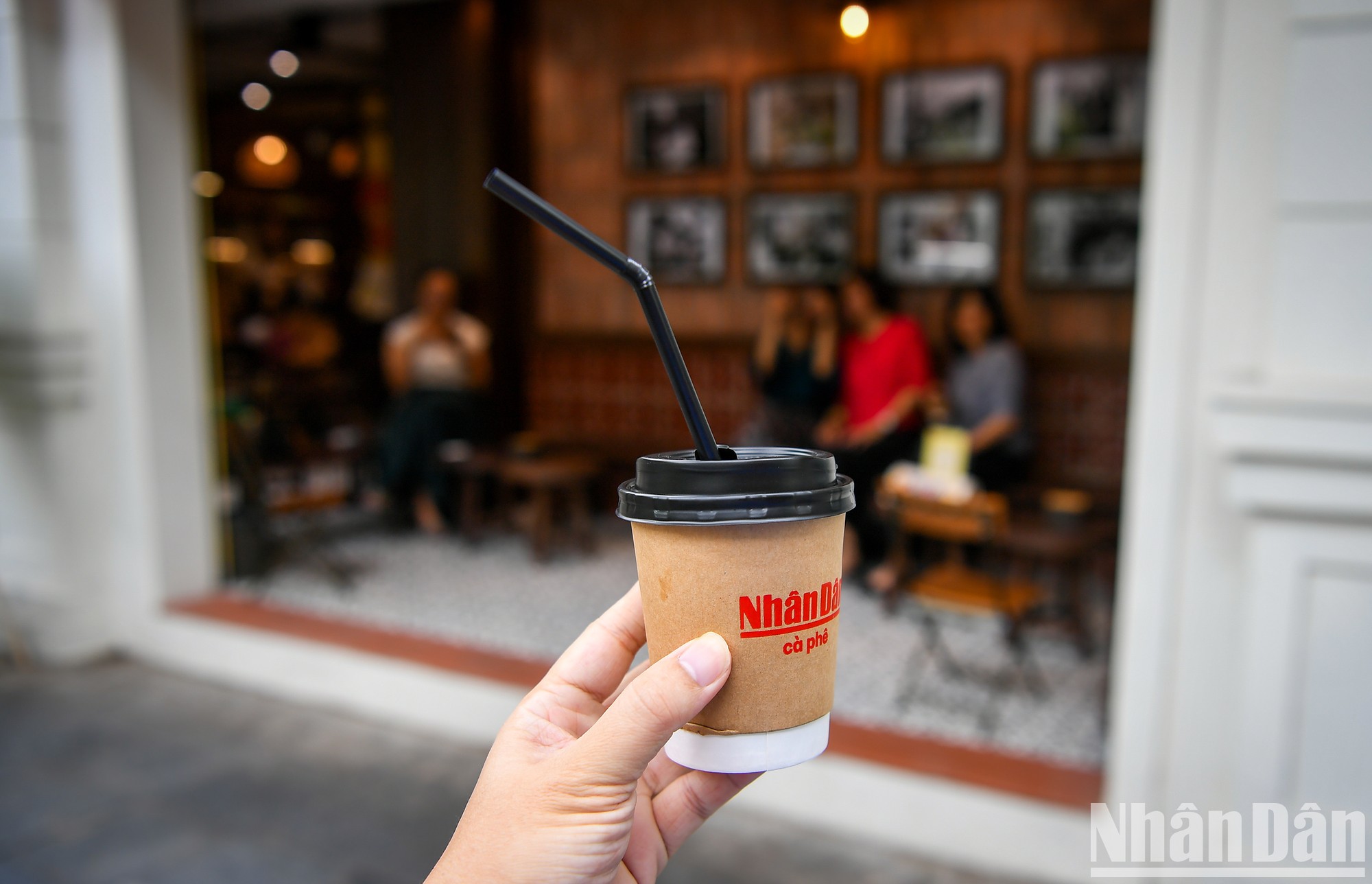 Uống cà-phê Nhân Dân và trải nghiệm thật "chill" cùng không gian này.