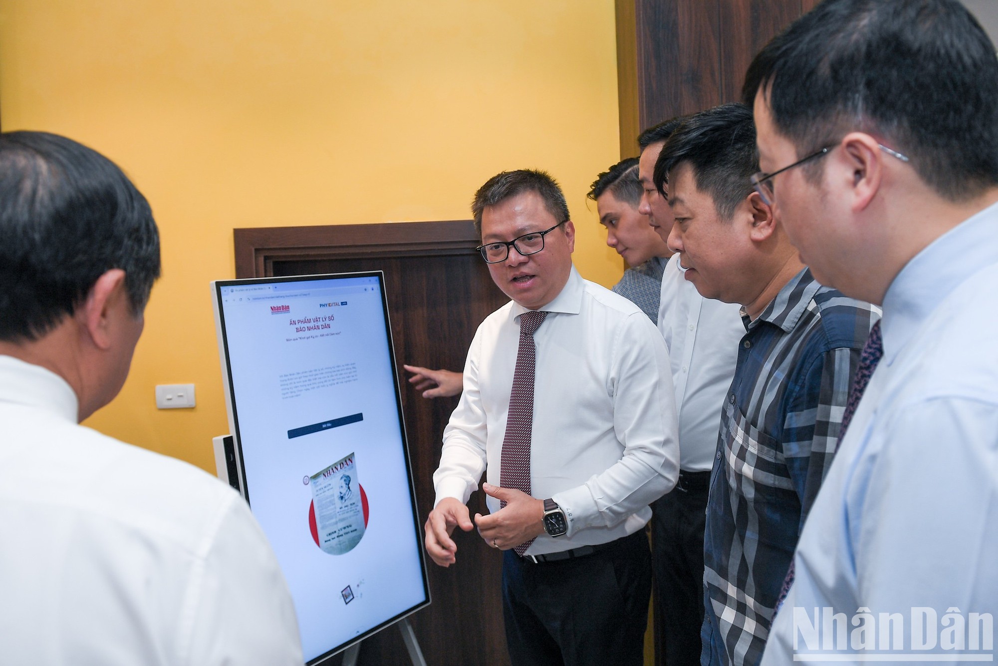Tổng Biên tập Báo Nhân Dân Lê Quốc Minh giới thiệu "Ấn phẩm vật lý số Báo Nhân Dân" với các đại biểu.