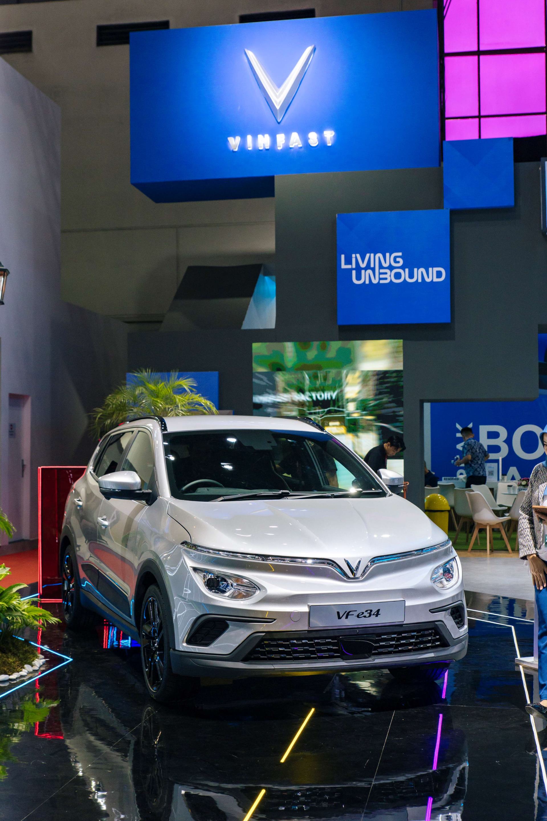 VinFast VF e34 có chiều dài cơ sở 2.611 mm, kích thước các chiều dài x rộng x cao là 4.300 x 1.793 x 1.613 (mm) và khoảng sáng gầm xe 180 mm