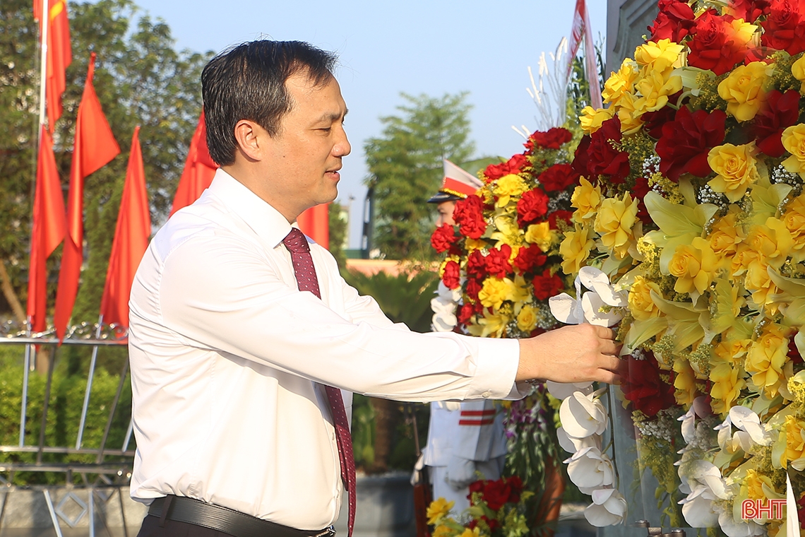 Lãnh đạo tỉnh Hà Tĩnh dâng hương tưởng niệm Chủ tịch Hồ Chí Minh